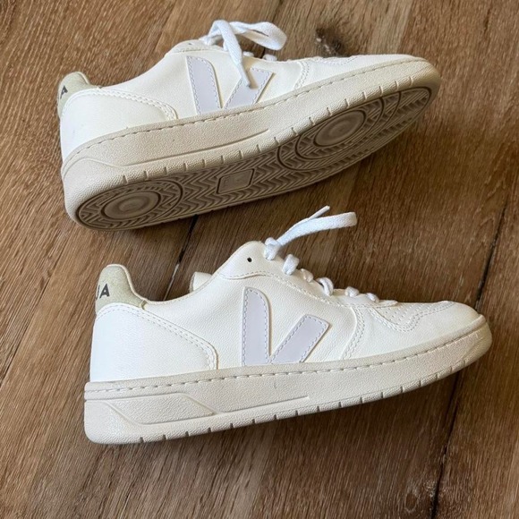 Veja Shoes - Veja V-10 White Court Sneakers Trainers size women's 7